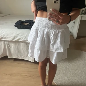 Kjol - Denna kjol är köpt ifrån Gina Young och är i storlek 158/164 men passar även folk som bär XS-S! HELT OANVÄND som ni kan se så sitter prislappen kvar! Superfin enkel vit kjol nu till sommaren, den är även superfin att använda som topp!😇