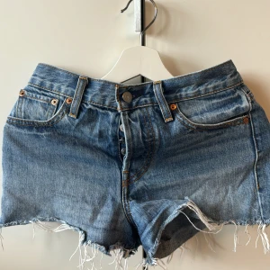 Levis shorts  - Jätte fina Levis shorts. Säljer då de är för korta för mig, bra skick.