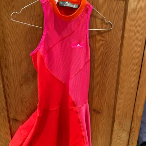 Klänning  - Oanvänd klänning från Stella McCartney i Stl 140. Liten i storlek. 💕 
