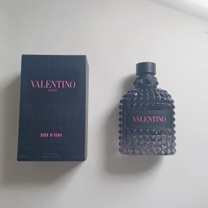 Valentino uomo born in roma edt - Tjena tjena, säljer nu denna fina sommarparfym från valentino. Parfymen är väldigt fräsch men samtidigt lite söt. Svårt att se på bilden men skulle säga att det är runt 93-96ml kvar. Original boxen tillkommer. Nypris cirka 1000kr. Skriv gärna frågor😉
