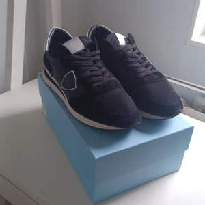 Philippe model Trpx skor - Tjena tjena, säljer nu dessa philippe model skorna åt min bror. Väldigt Sparsamt använda skulle säga skicket är 9/10. Nypris är cirka 3200kr. Box och dustbag tillkommer. Vid frågor och funderingar är det bara att skicka ett Dm.😃