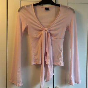 Rosa tröja - Säljer denna rosa tröjan från gina tricot för att jag inte tycker den passar mig! Använt endast 1 gång så den är som ny! Den är i strl Xxs. Skriv om ni vill ha bilder hur den ser ut på❤️