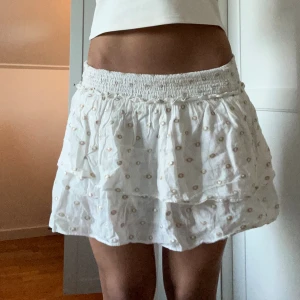 Volangkjol Zara - Jättefin volangkjol från Zara. Bra skick!💞