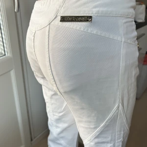 Roberto Cavalli kvartsbyxor - Snygga Roberto Cavalli 3 kvarts jeans