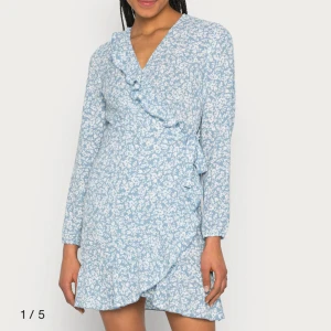 Blommig klänning - Blå blommig klänning från Only, använd en gång