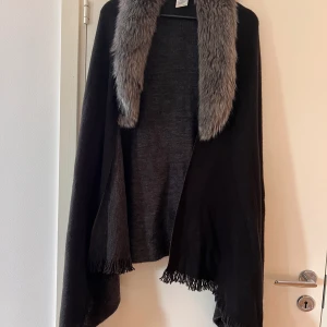 RL Lauren poncho - Stickad poncho med avtagbar fuskpälskrage