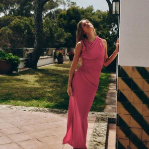 Populär Zara klänning  - Säljer min helt oanvända klänning i XS från Zara i rosa, slutsåld online. Den passar även en small då den är väldigt stretchig. Prislappen sitter kvar.   Pris kan diskuteras 🩷