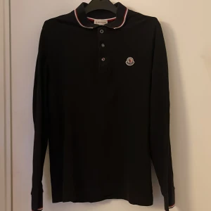 Moncler - Långarmad piké. Inte använt den mycket. Skick 9/10, inga hål och inga fläckar. QR Kod. Lägsta tänkbara pris: 900kr Inga byten. Köpte den för 2500kr