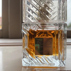 Lattafa khamrah  - Lattafa khamrah med cirka 95/100ml kvar i flaskan. En god väldigt söt doft. Nypris cirka 400. Skriv vid minsta fråga och som vanligt kan priset alltid diskuteras.😊