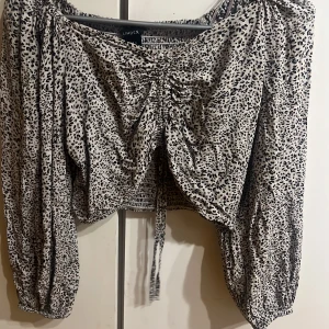 Topp - Strl: S Använd ca 1-2 ggr💞 Ganska stretchig!