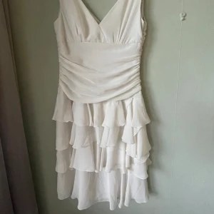 Vit volangklänning  - Säljer den här jätte gulliga vita volangklänning eftersom den inte kommer till användning. Har endast använt en gång så den har inga defekter och är nästan som nu💗