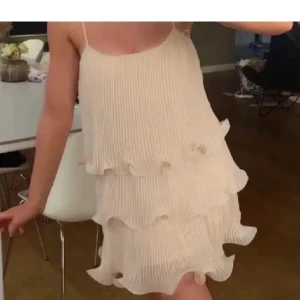 Slutsåld klänning HM - Lånade bilder! Jättefin klänning från hm som är slutsåld. Klänningen är i storlek L och har inga defekter. Pris går att diskutera vid snabb affär💗