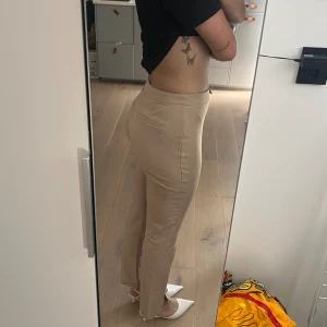 Kostymbyxor  - Beigea byxor från nakd i storlek 40, använda några få gånger och defekter förekommer inte!🫶🏻