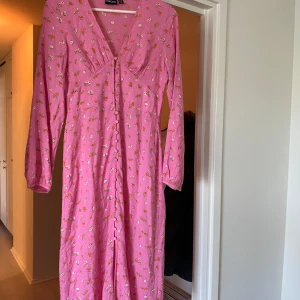 Klänning - Superfin rosa klänning! Endast använd en gång💗💗 
