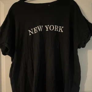 New York t-shirt  - Gott skick med mjukt och luftigt material. Säljer för att jag inte använder den. Perfekt tröja att sova i med tanke på det sköna materialet.