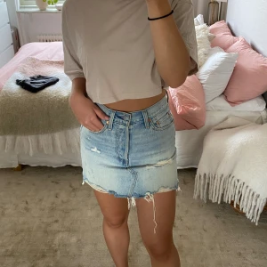 Jeanskjol - Jeans kjol från Levis i storlek 25 som ungefär motsvarar XS/S