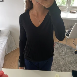 Svart tröja - Jätteskön svart tröja i bra skick. Storlek S
