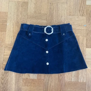 Retro kjol  - Så fin retro kjol! I använt men fint skick  Har en fläck, se bild Bältet är lite trasigt på insidan men funkar fortfarande:) 