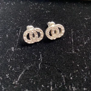 Örhängen  - Säljer dessa söta örhängena från pilgrim då jag bytt till guld, nypris är 249!