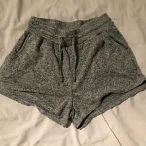 Grå shorts  - Ett par gråa shorts från Cubus i storlek 158/164 säljs nu på grund av att de inte längre kommer till användning. Shortsen passar mig perfekt som i vanliga fall har xs/xxs. Och de har heller inga tecken på användning eller defekter. 💗