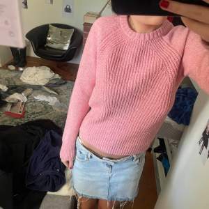 En jättefin rosa stickad tröja från uniqlo som jag väljer att sälja eftersom att den är lite för liten för mig! Tröjan är i mycket bra skick och har en somrig rosa färg som passar perfekt nu i sommar men även på vintern! Skriv om du undrar något!💕☺️