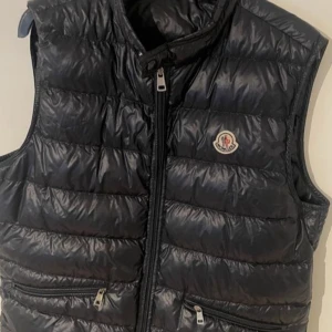 Moncler väst - Tja, säljer min fina väst som är i bra skick som ni ser på bilderna För mer info är det bara att höra av sig