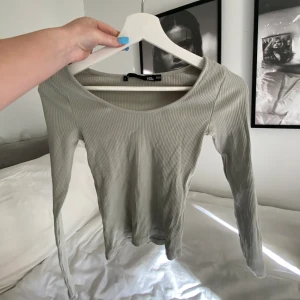 Jätte fin tröja från lager157!! - Säljer denna fina ribbade långärmade tröjan från lager157 säljer därav för liten!💗💗 säljer för 60kr strl: Xs-S
