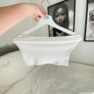 Tubtopp från shein!! - säljer denna fina tubtopp från shein!! Säljer därav den inte kommer till användning det är inga tecken på användning!💗 säljer för 30kr strl:S💓