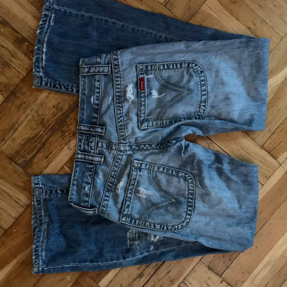 Super snygga 2000s jeans som tyvärr inte kommer till användning, Hål över byxorna ( ett litet på rumpan men syns inte)💋. Jeans & Byxor.