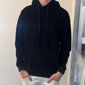 Velour hoodie - En riktigt skön hoodie i velour, ett lite tunnare tyg som är riktigt skönt!