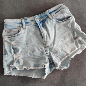 Jeansshorts  - Säljer super snygga jeansshorts som tyvärr ej sitter så bra på mig❤️storlek 34, fint skick, skriv vid frågor eller intresse