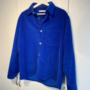 Klarblå Manchester Overshirt från Zara - Hej, säljer en sjukt fin overshirt från Zara i klarblå färg. Unik och utstickande. Bekväm och är i fint skick. Snyggt Manchester material, medför många komplimanger. Kvalitativ. Storlek M. Nypris 800kr. Pris kan diskuteras. Hörs i DM!