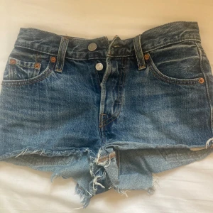 Levis jeans shorts💗st 23 - Säljer dessa Levis jeans shorts för att dom är för små💗skriv privat för mått