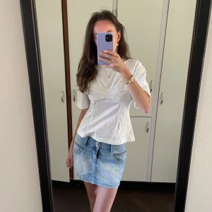 Cool jeanskjol - Superfin med cool detalj av en dragkedja som går runt hela kjolen. Midjemått är 39 cm