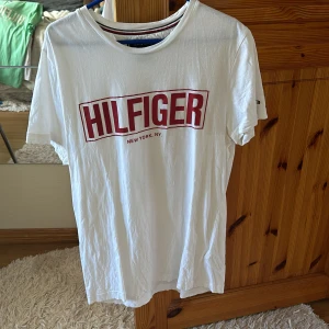 Tröja från Tommy Hilfiger - Fräsch tröja från TH. Mycket fint skick. Inga gula fläckar under armhålan.