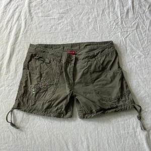 Cargoshorts - Bra skick! Storlek står som L men skulle snarare säga att de är en m, mått: midjemått rakt över 40 grenhöjd 20,5💗 jag är 176 och brukar ha 38/m! Har inga andra bilder
