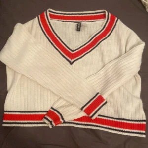 Blus - Jag säljer denna fina och sköna blus från hm eftersom den inte kommer till användning längre. Bra skick!  