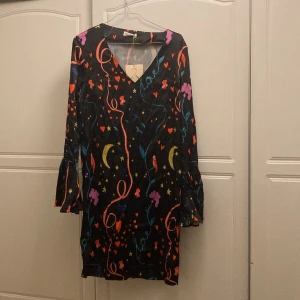 Klänning Stine Goya, storlek L - En oanvänd klänning från Stine Goya, med prislappen kvar.  Modell: Rosie Nypris: 2100 kr