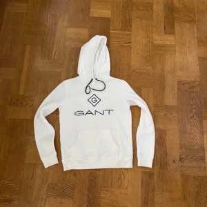 Gant Hoodie - En av tre Gant hoodies jag säljer och samma med denna har den blivit för liten. Denna har verkligen använt minst av dessa tre. Nyskick💗