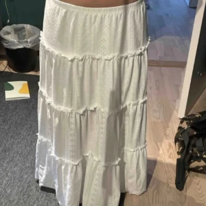 Vit långkjol - Säljer denna jättefina vita långkjol då den aldrig använts dvs den är helt ny. Jag på bilden är 162-164 cm och den passar perfekt. Man kan även ha den högre / längre upp för att få den att passa! Hör av er vid frågor! Tryck gärna på köp nu😊💓