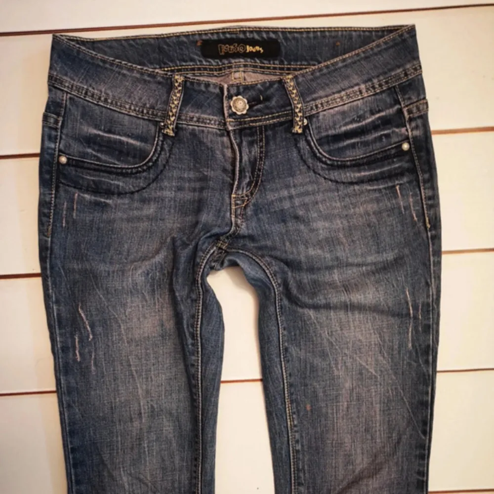 Skitsnygga lowwaist jeans med lite bootcut! Köpta second hand men är tyvärr för små för mig så säljer vidare:). Jeans & Byxor.