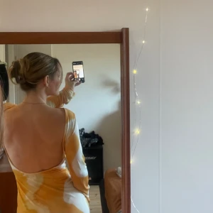 Klänning  - Skitsnygg klänning med öppen rygg! Superskön 😍😍 Jag har vanligtvis storlek XS/34. Passar nog också för S/36 bra beroende på hur man vill den ska sitta🥰