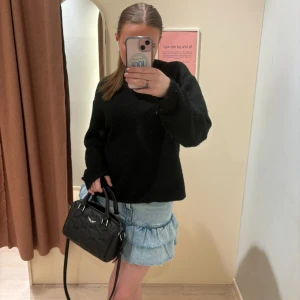 Jeanskjol med volang från Gina  - Använd en gång. Stor efterfrågan och helt slutsåld på hemsidan. Nypris 400kr. Bud eller köp direkt 🩷