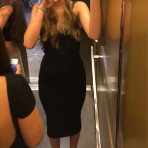 Tajt klänning❣️ - Fin och sparsamt använd🔥 passar till allt🌟🌟 nypris 450kr!skriv vid frågor!! 