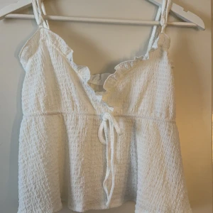 Söt topp - Söt topp i storlek M men passar även S, aldrig använd så i fint skick 💗💗