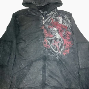 Affliction hoodie - Pris går självklart att förhandla💯 Mycket bra skick. Längd: 72cm Bredd: 57cm Axelbredd 50cm Armlängd: 61cm