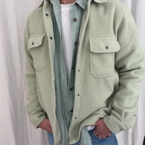 Asos Design grön jacka, storlek S - En snygg grön unisex jacka. Jackan är i en mjuk och skön kvalitet. Köptes på Asos och användes en gång bara.