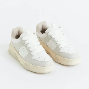 H&M - Sneakers i strl 39 ifrån H&M, aldrig använda så i nyskick, för små för mig därav säljer jag🐚