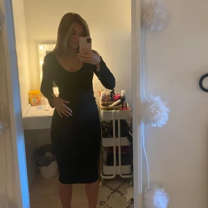 Långklänning - Superfin långklänning med slits vid armarna! Passar perfekt runt kroppen💕💕