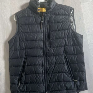 Parajumper - Tja säljer denna feta eftersom den har blivit för liten mycket bra skick, nypris 4400 mvh Teo 